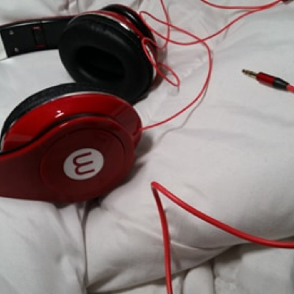 m brand adjustable red headphones with aux 🎉 - Picture 2 of 4